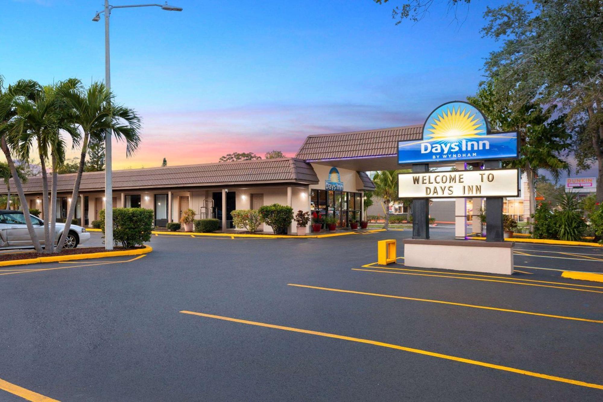 Days Inn By Wyndham St. Petersburg Central Extérieur photo